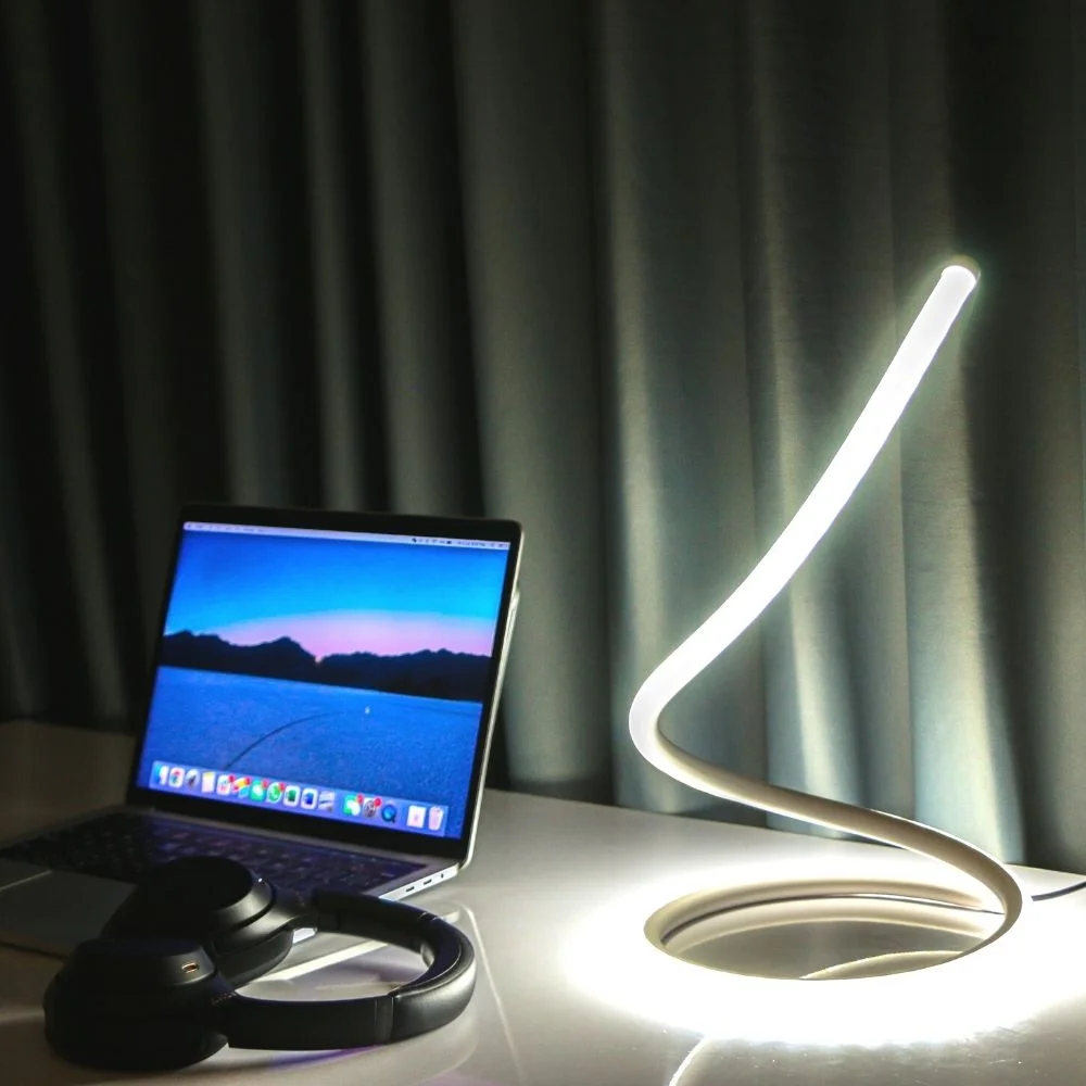 Lampe de Table Curve - Luminaire LED Minimaliste en Aluminium Brossé