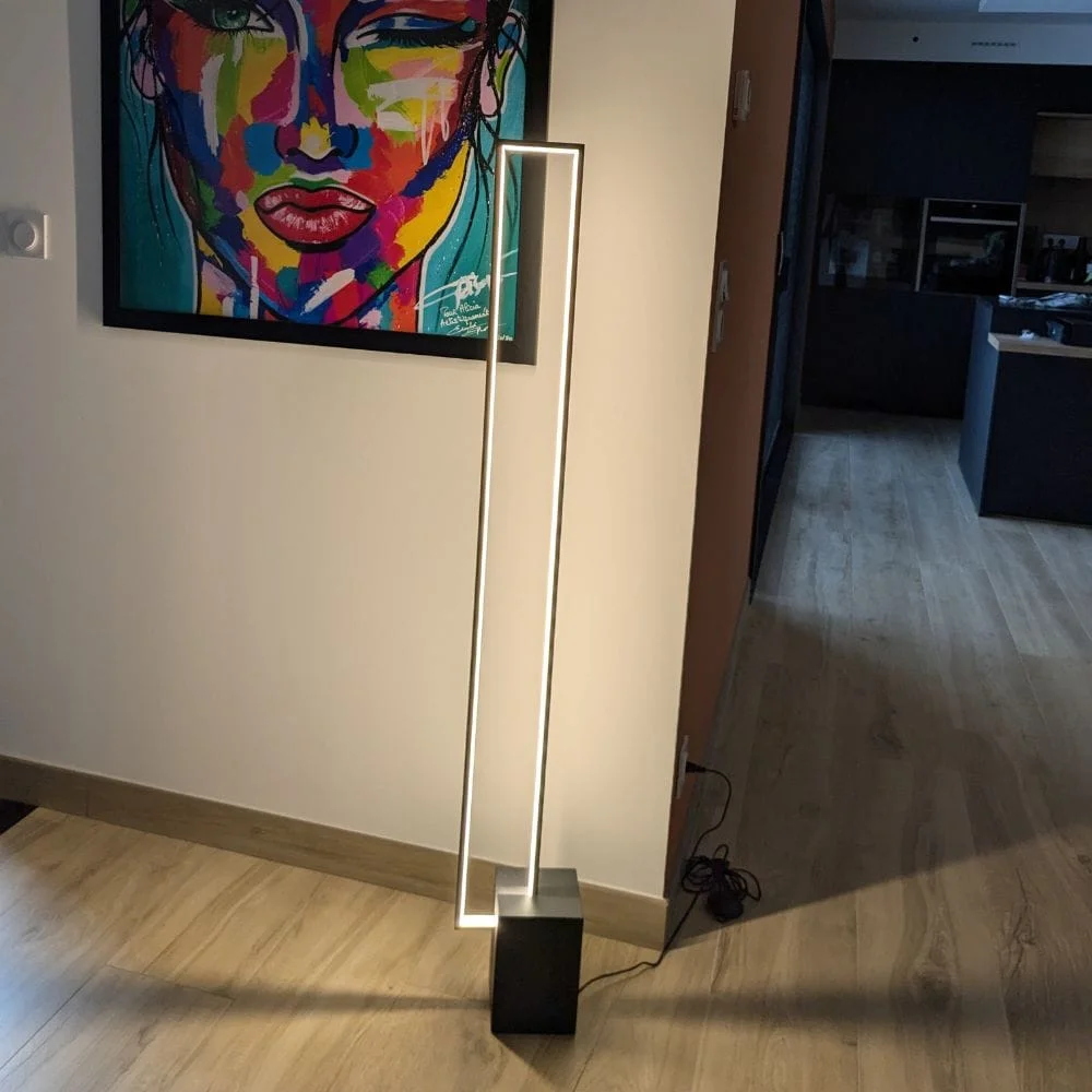 Lampadaire LED Quadra - Luminaire LED Design Géométrique pour Salon Moderne