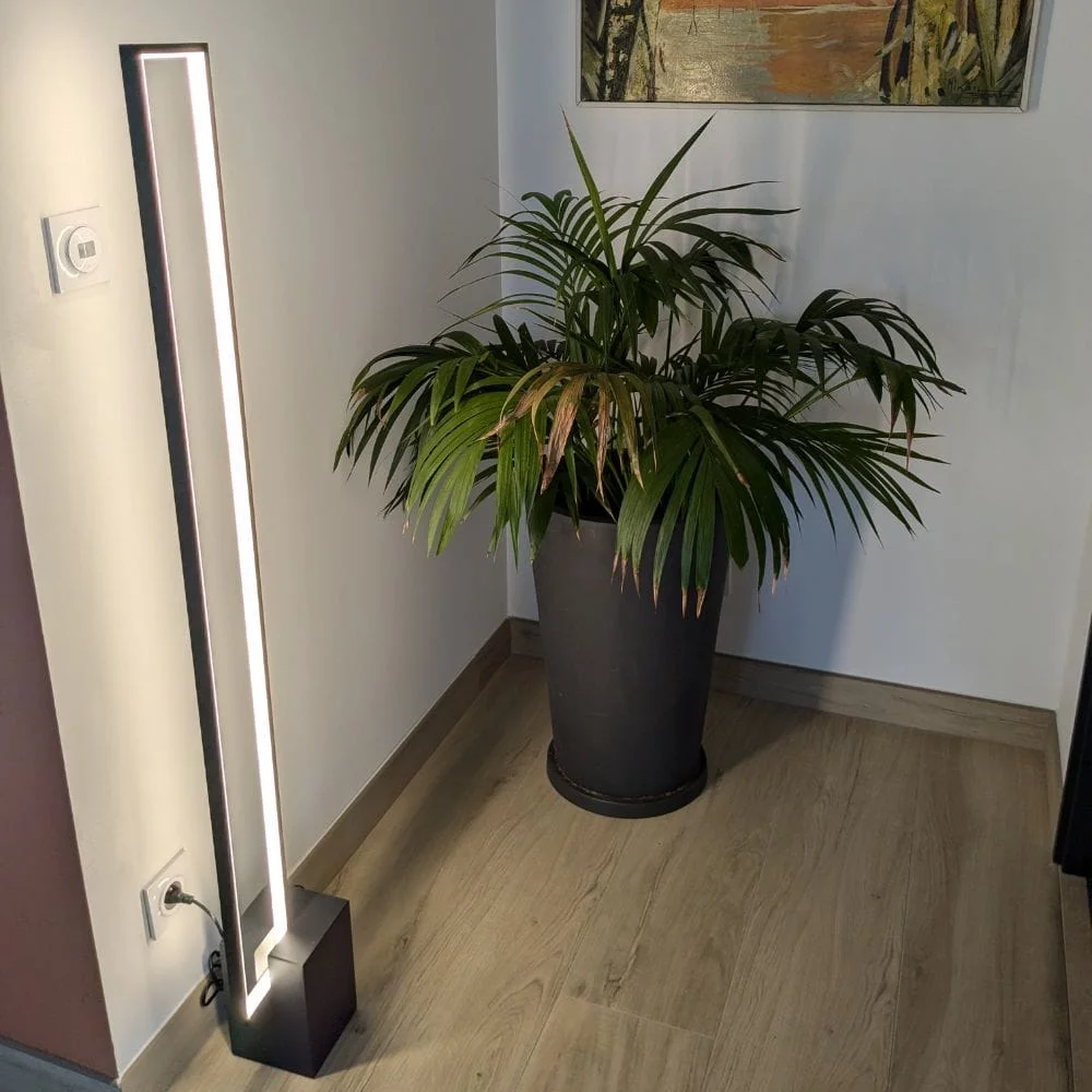 Lampadaire LED Quadra - Luminaire LED Design Géométrique pour Salon Moderne