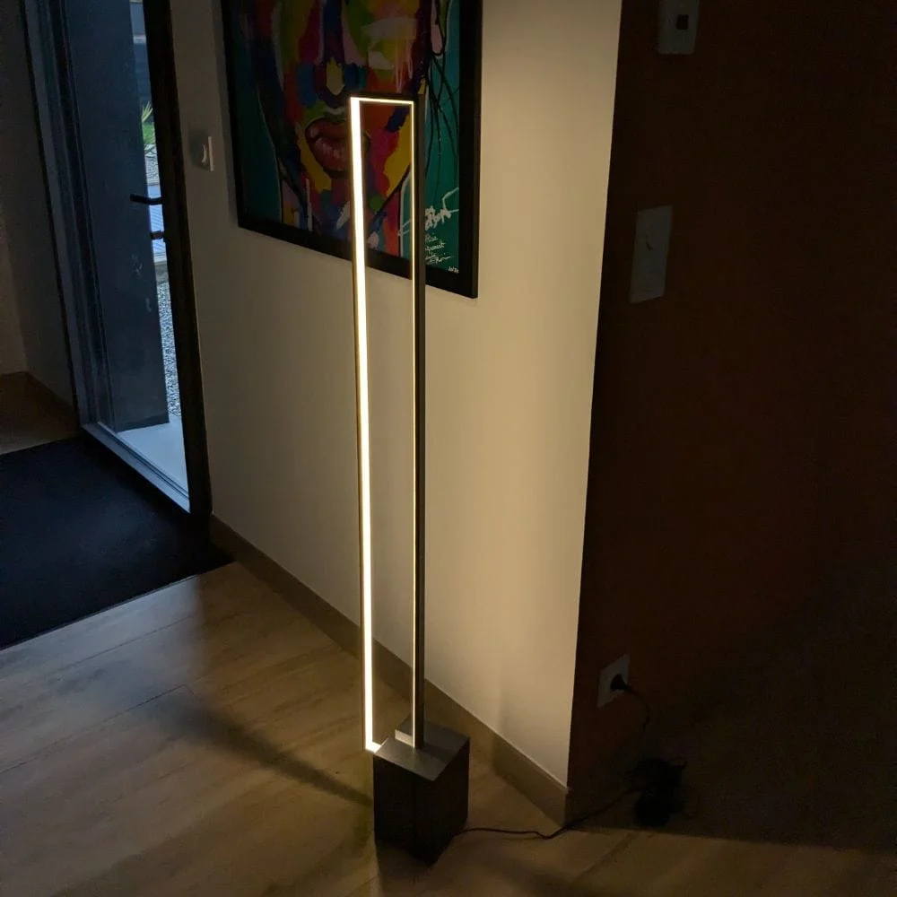 Lampadaire LED Quadra - Luminaire LED Design Géométrique pour Salon Moderne