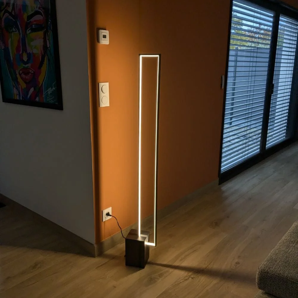 Lampadaire LED Quadra - Luminaire LED Design Géométrique pour Salon Moderne