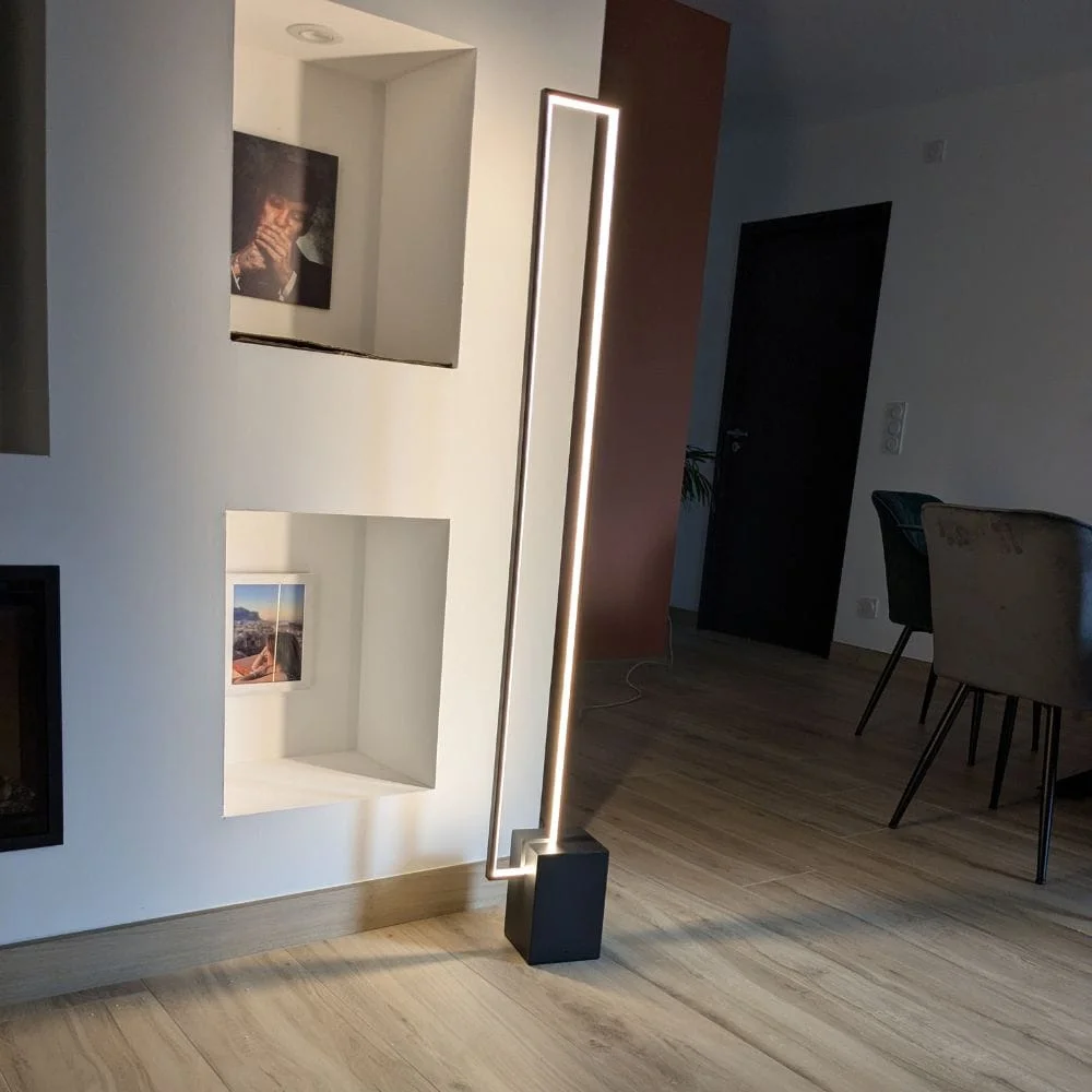 Lampadaire LED Quadra - Luminaire LED Design Géométrique pour Salon Moderne