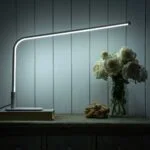 Lampe de Table Skiva - Luminaire LED Géométrique en Métal Noir